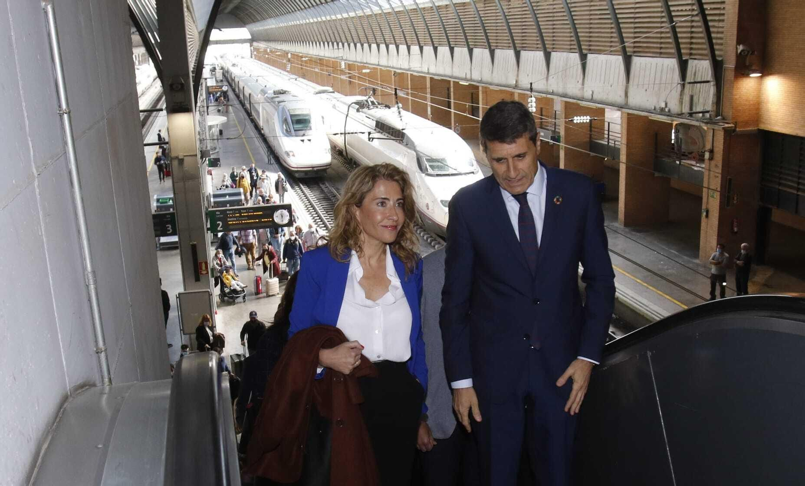La ministra de Transportes, Raquel Sánchez, junto al Delegado del Gobierno en Andalucía, Pedro Fernández, en Santa Justa este jueves.