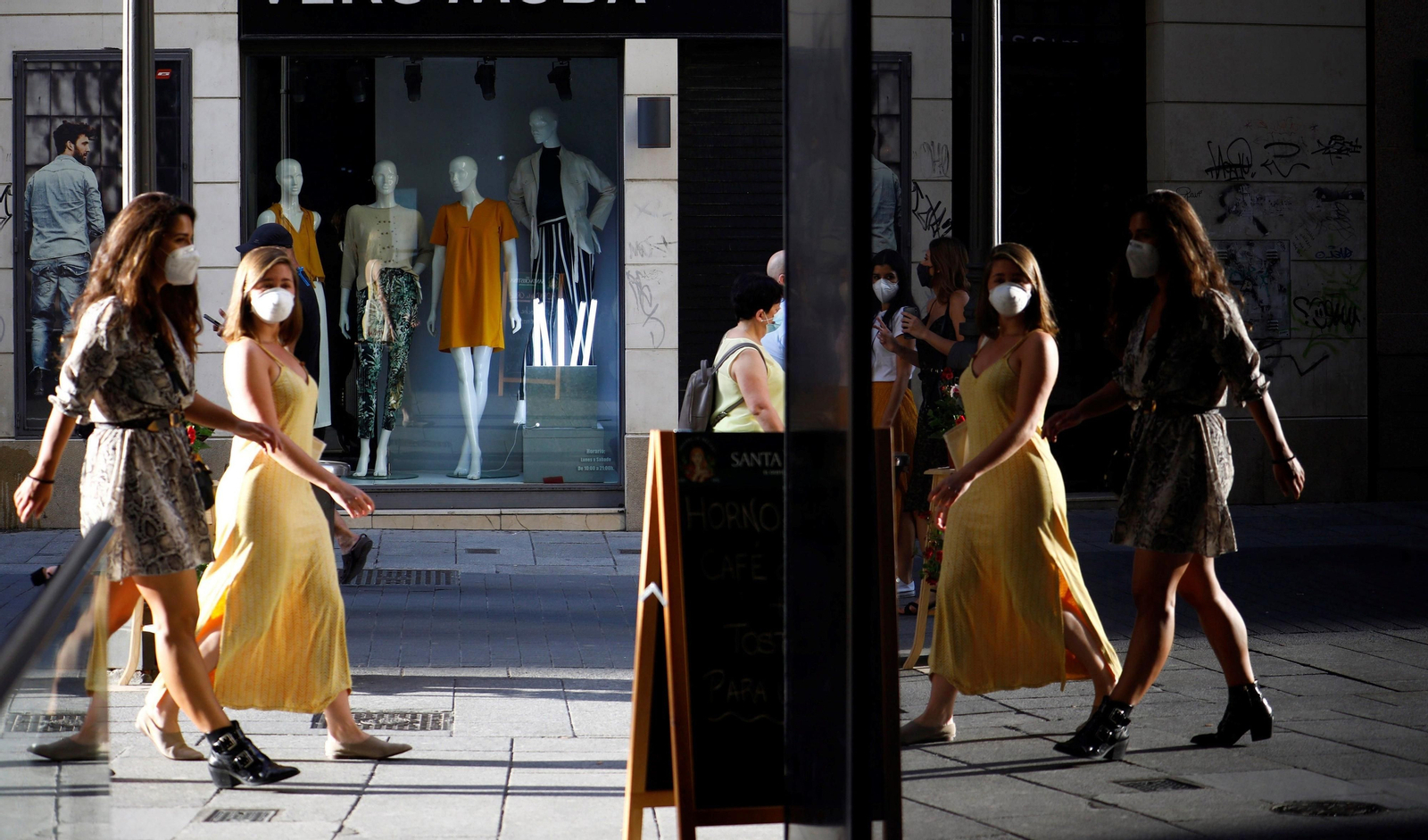 Unas mujeres caminan con mascarilla por el centro de la ciudad.