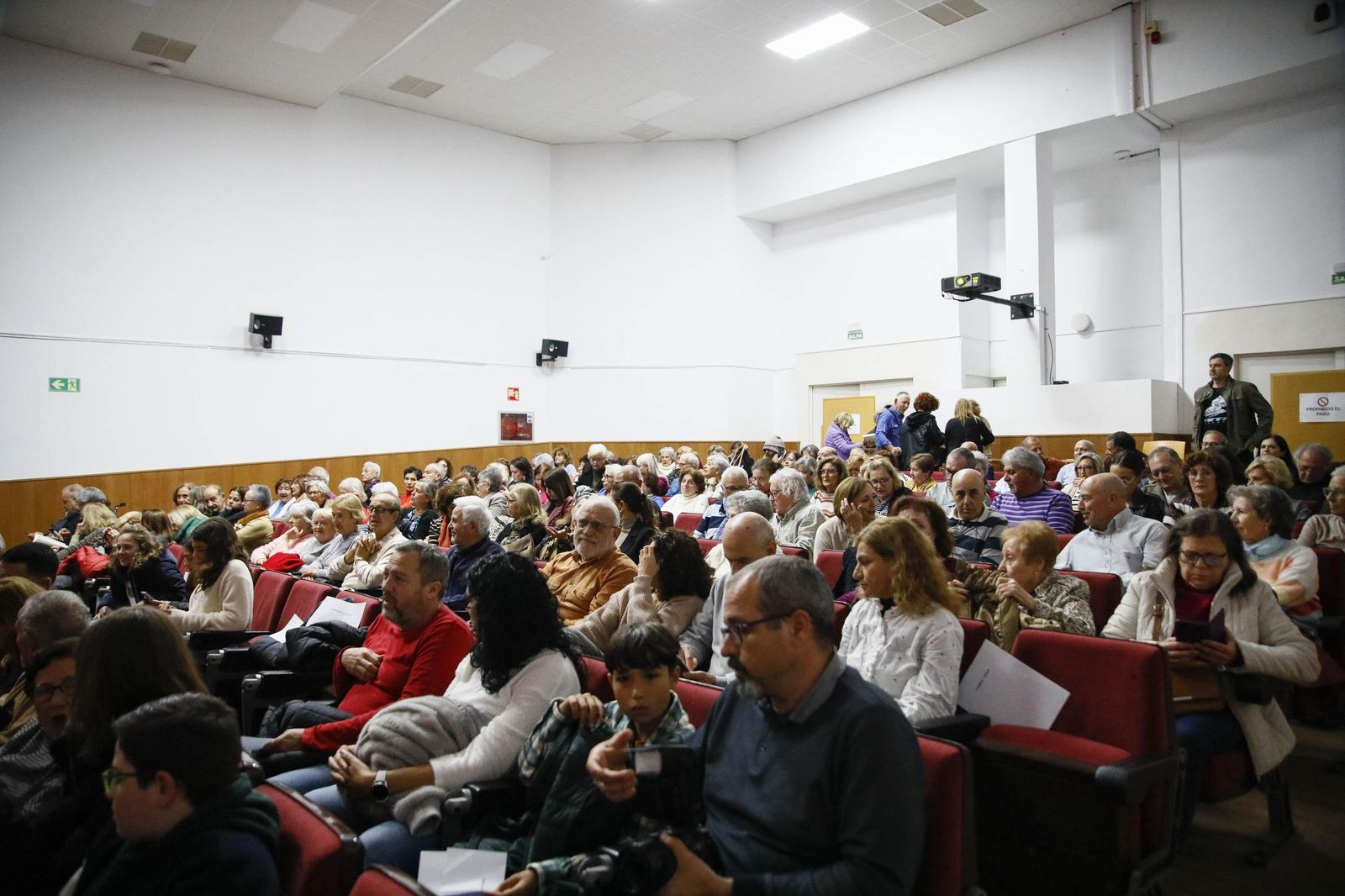 Las imágenes de la presentación del libro "Almería es poesía" en la biblioteca Villaespesa de la ciudad de Almería