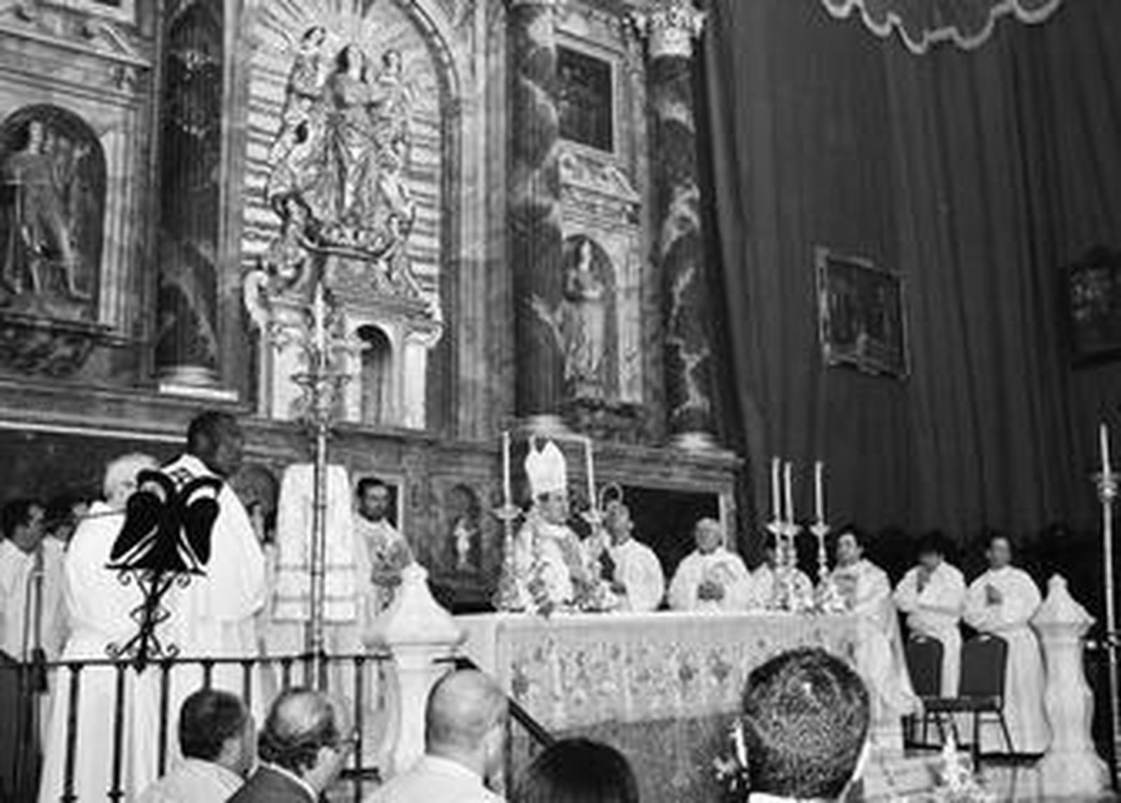 Juan José Asenjo preside la eucaristía en el Alta Mayor de la iglesia de la Asunción.