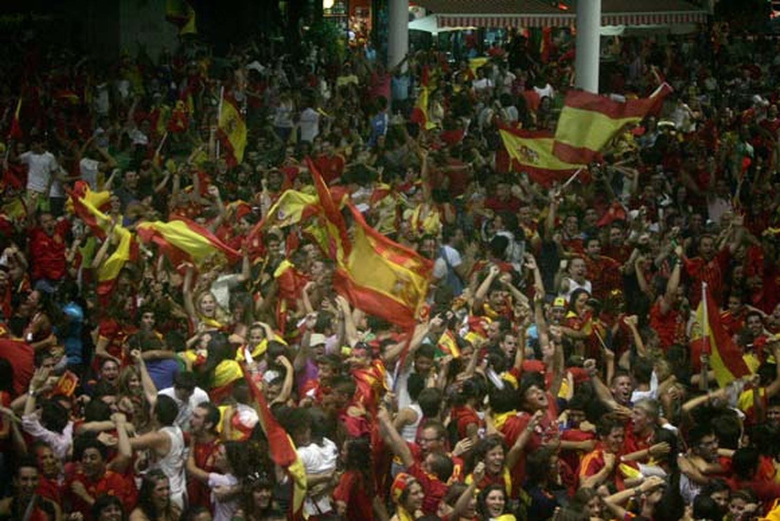 Todos los aficionados salieron a la calle a celebrar la victoria del Mundial vestidos con los colores de la selección

Foto: J.M. Quinones