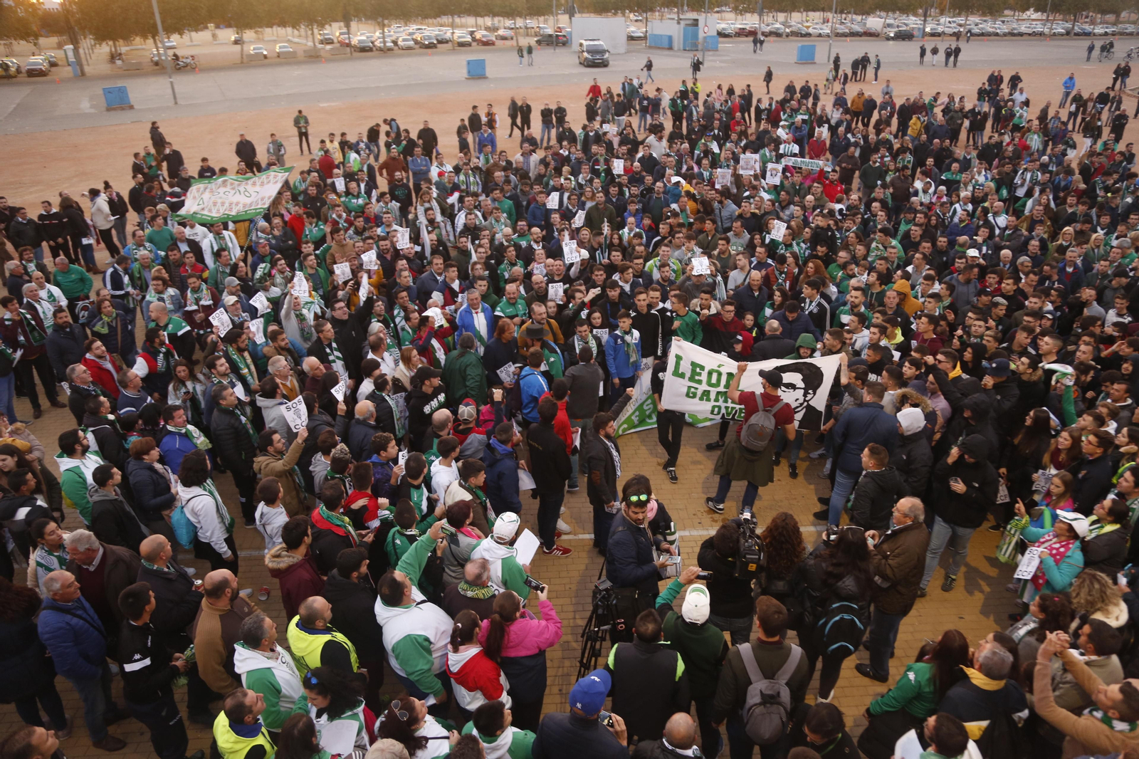 La afición del Córdoba recibe a sus jugadores y clama contra Jesús León