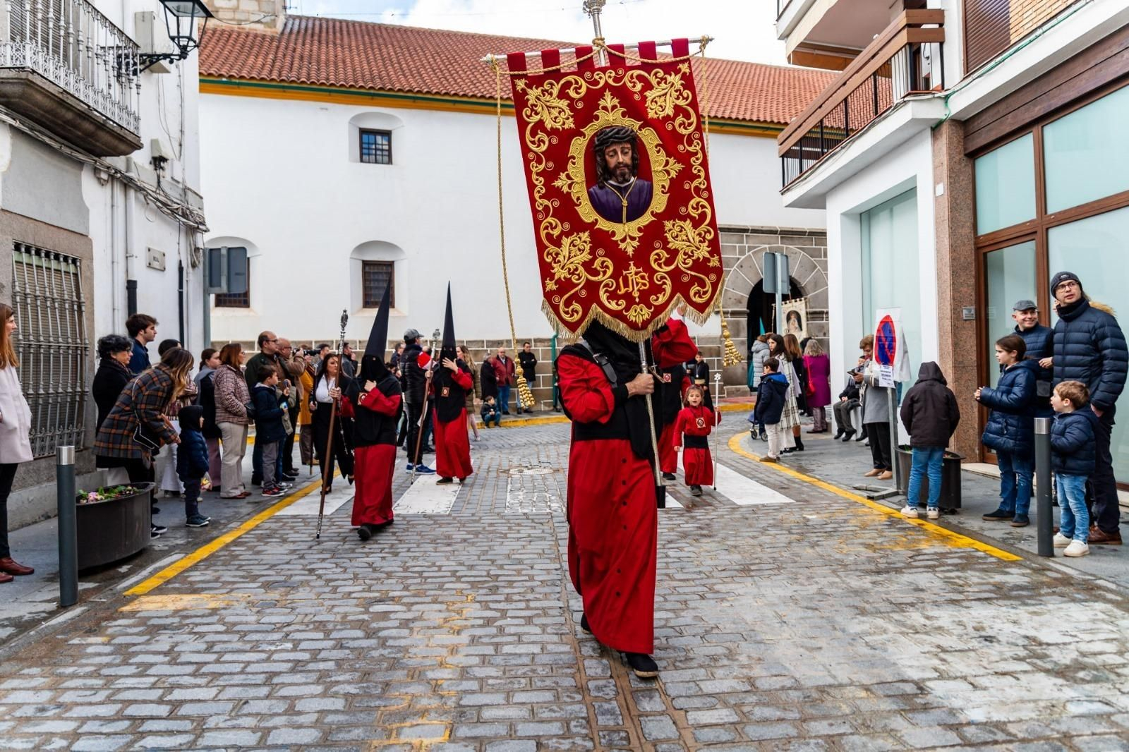 Viernes Santo en Villanueva de Córdoba: la procesión del Santo Entierro, en imágenes