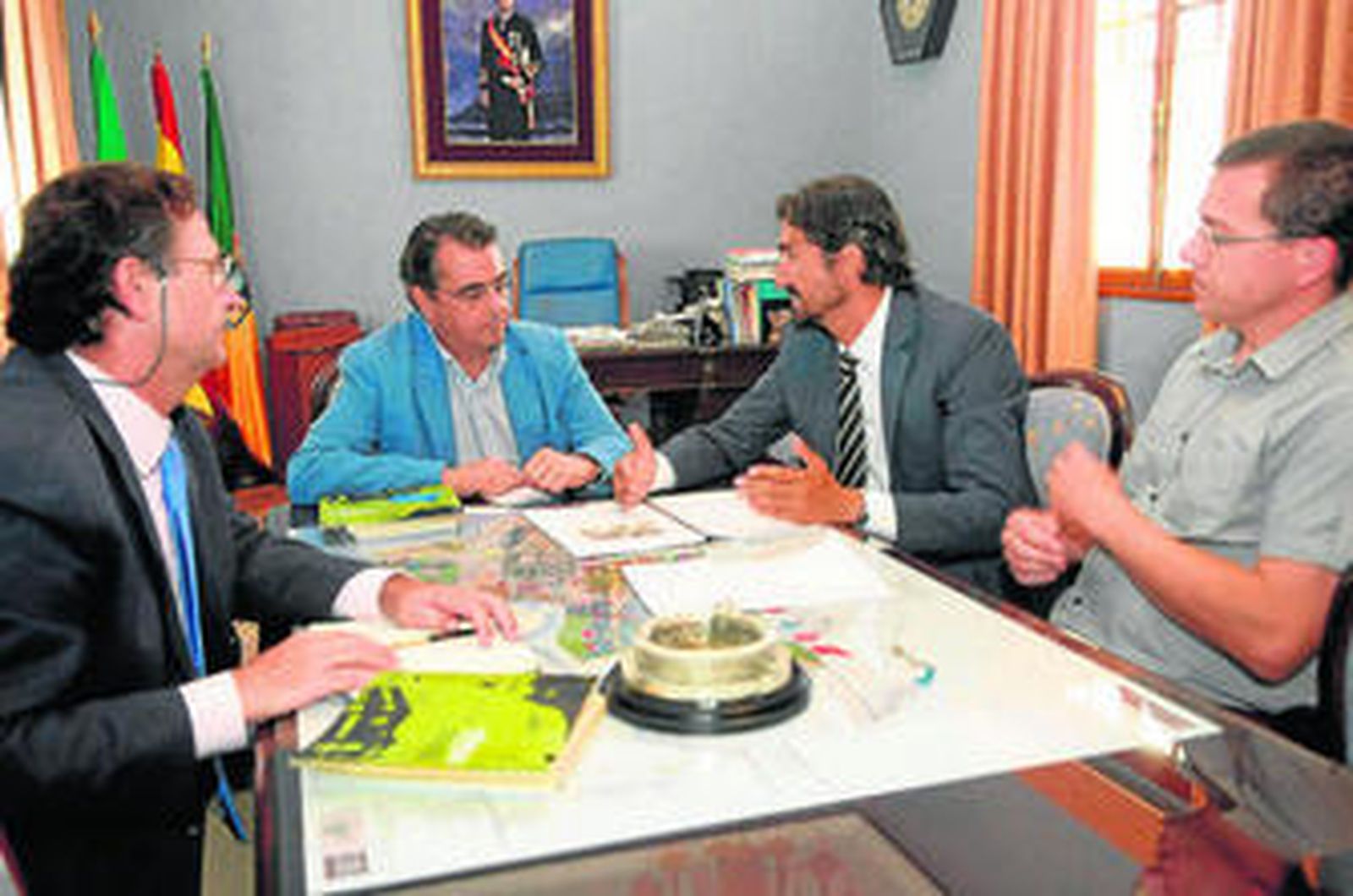 El alcalde, con el representante de Ctaqua y con Pablo García y Rubén Faraldo, de Stolt Sea Farm.