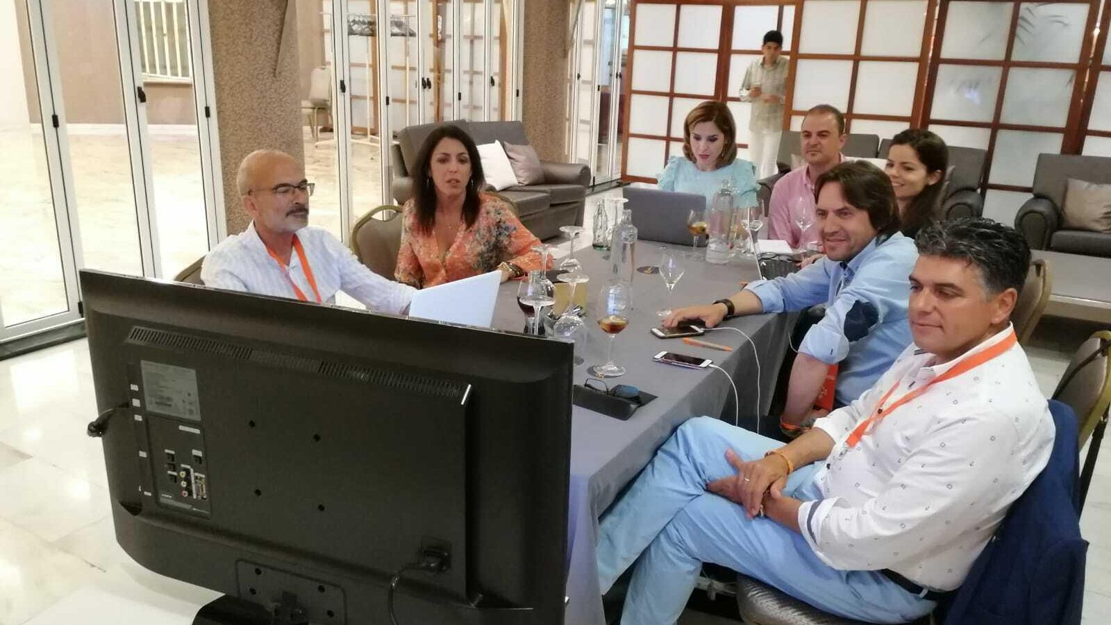 Los candidatos de Ciudadanos durante el seguimiento de los resultados