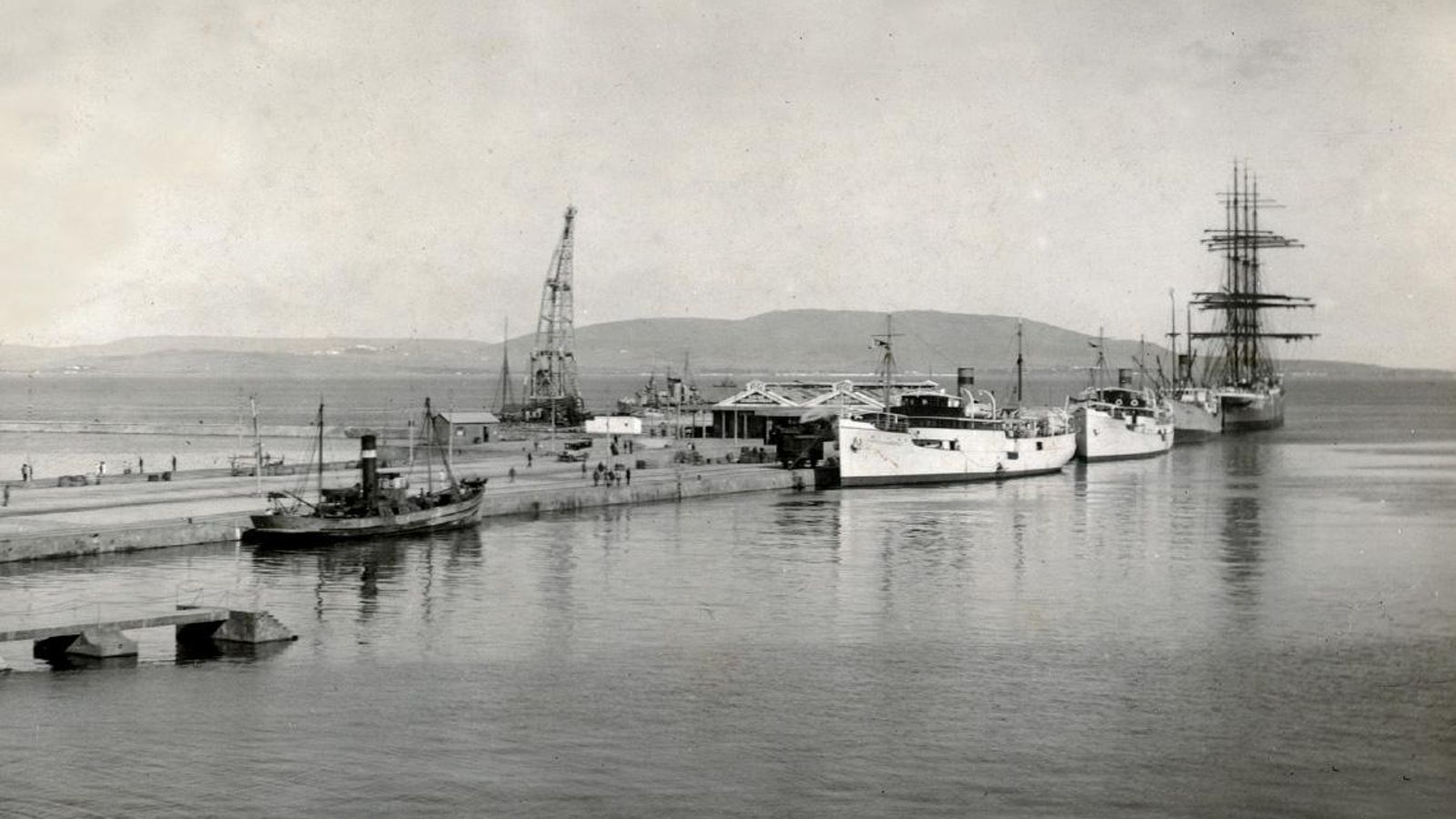 Las motonaves 'Ciudad de Algeciras' y 'Ciudad de Ceuta' atracadas en el muelle de la Galera hacia el año 1934
