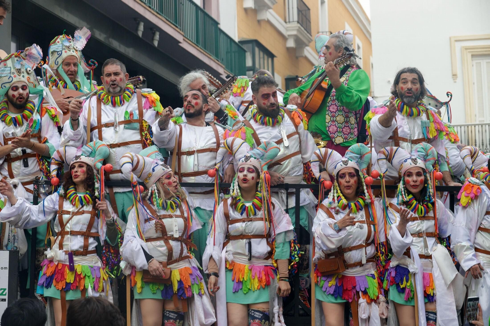 Las imágenes de un domingo de Carnaval en Cádiz pasado por agua