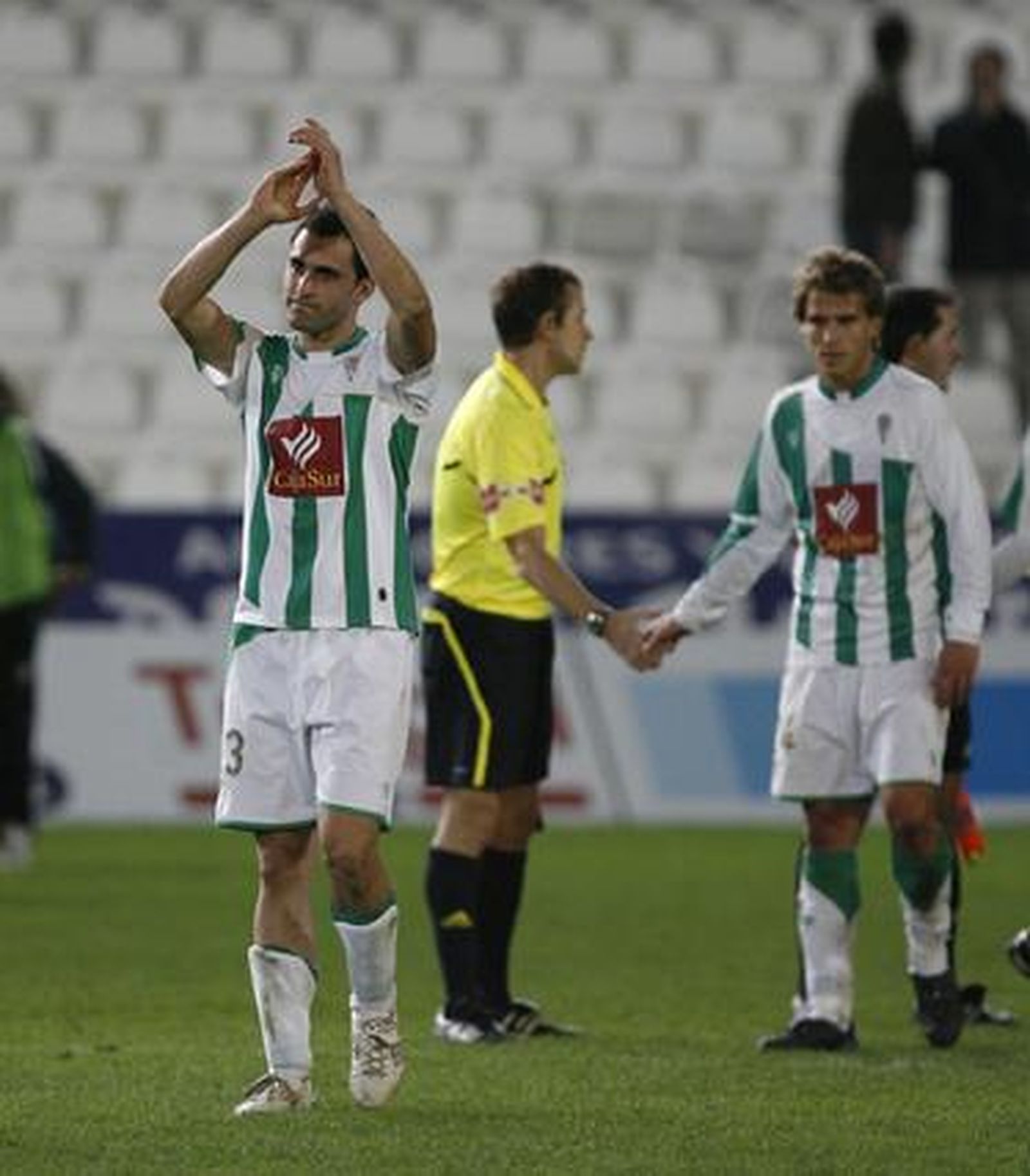 El Córdoba encarrila la clasificación para octavos de final de la Copa del Rey ante el Racing de Santander. / José Martínez