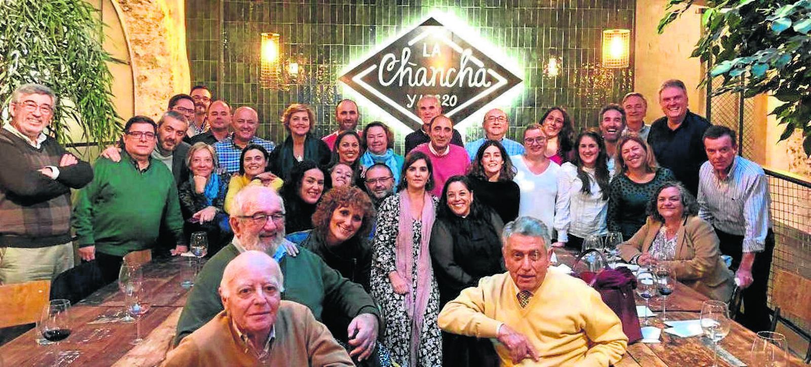 Los homenajeados Antonio Navarro y José Expósito con Manuel Castro, Rafael Marín, José Ernesto Sánchez de Cos, Beatriz Bocardo, Carmina Domínguez, María Constenia, Rocío Cortés, Ignacio Membrilla, Andrés Reina, Esther Roquette, Lola Rodríguez, Jesús Andria, Carlos Aranda, Sergio Gallego,Enrique Jódar, Lidya Sánchez, Ignacio Abreu, Juan Jesús Moreno, José Luis Gilabert, Isabel Morales, Manuel Valle, Miriam Cepero, Sara Gomila, Tatiana Ramos, José María Berenger, Virginia Ariza, Francisco Rodríguez, María Luisa Fernández, Lourdes Roldán, María Jesús LLorens, Fabian Cruz, Isabel Méndez y José Antonio Barbudo.