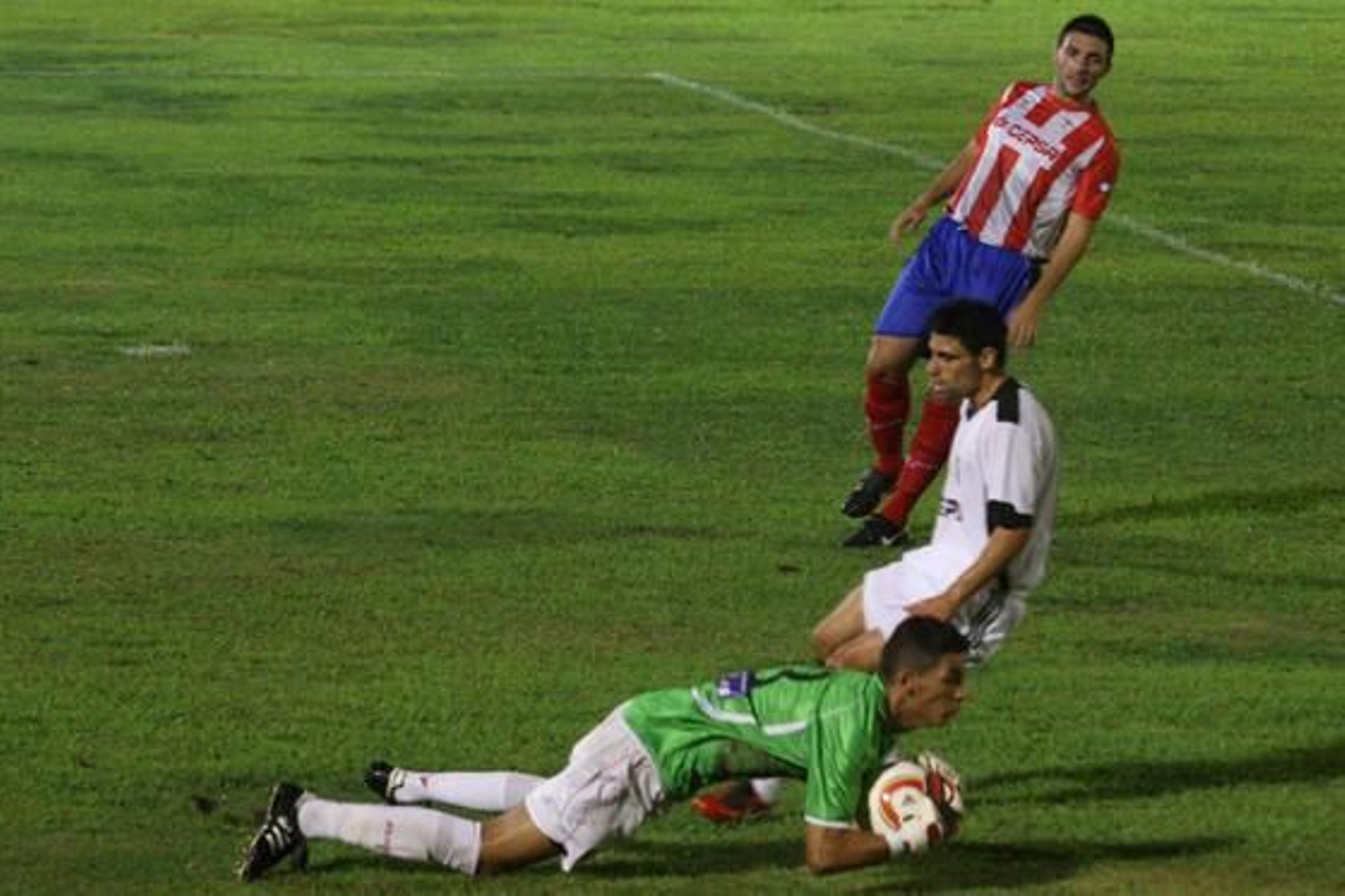 El Algeciras se hace con el trofeo Virgen de La Palma tras superar a la Balona en la tanda de penaltis./Fotos: Paco Guerrero

Foto: Paco Guerrero