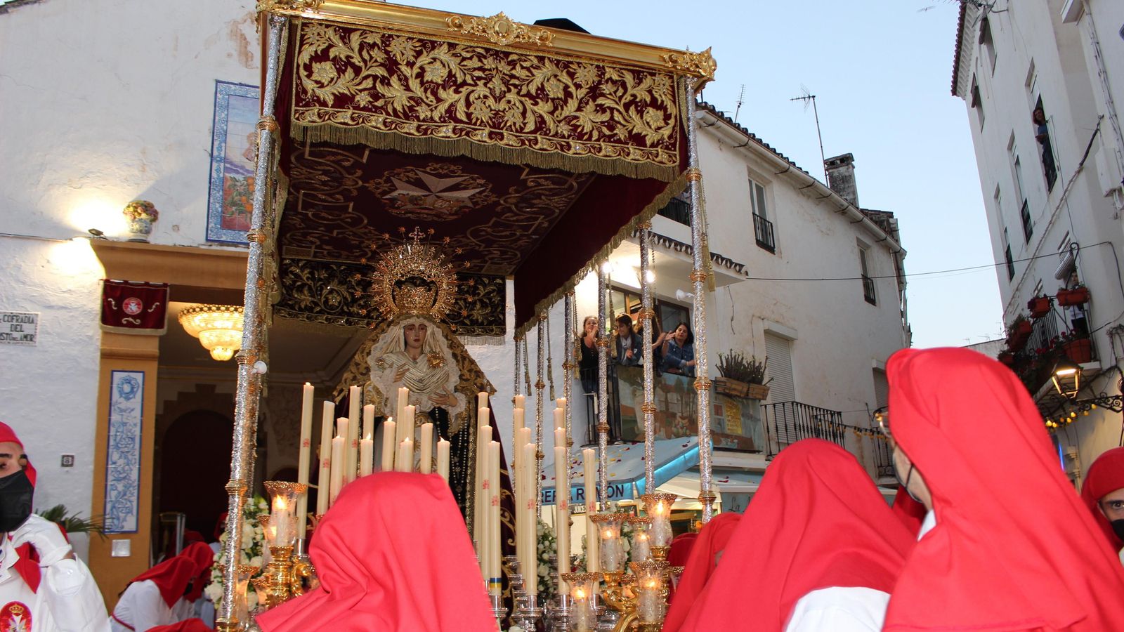 La salida de María Santísima de la Caridad de la Ermita de Santiago, en Marbella.