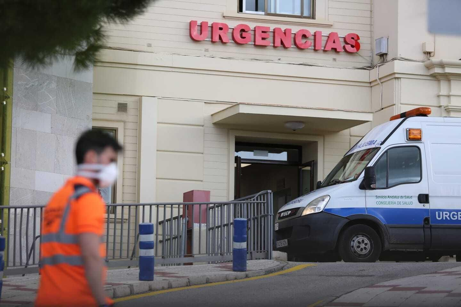 Una ambulancia ante la nueva ubicación de las Urgencias generales del Hospital Regional.