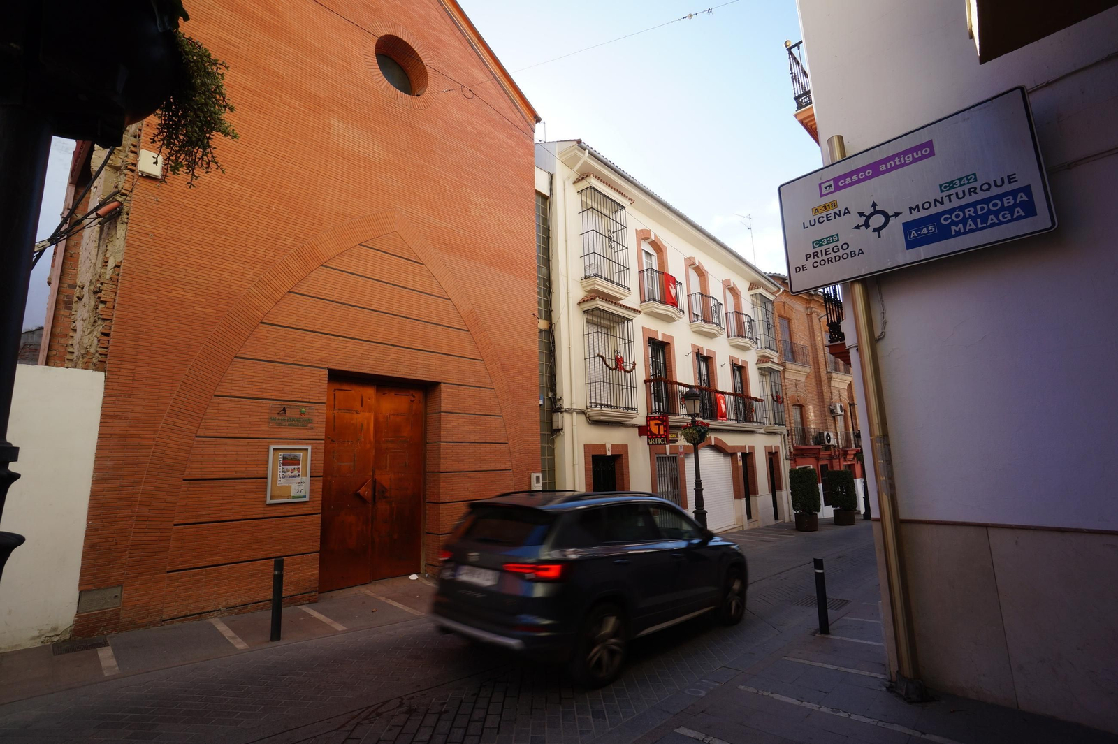 Una calle del centro de Cabra. Una calle del centro de Cabra.
