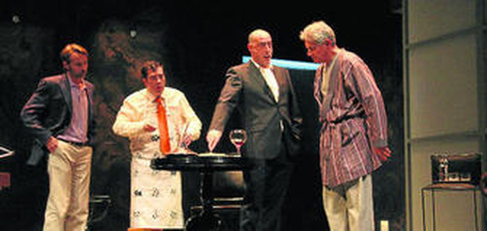 Cuatro de los actores que participan en la representación de 'La cena de los idiotas'.