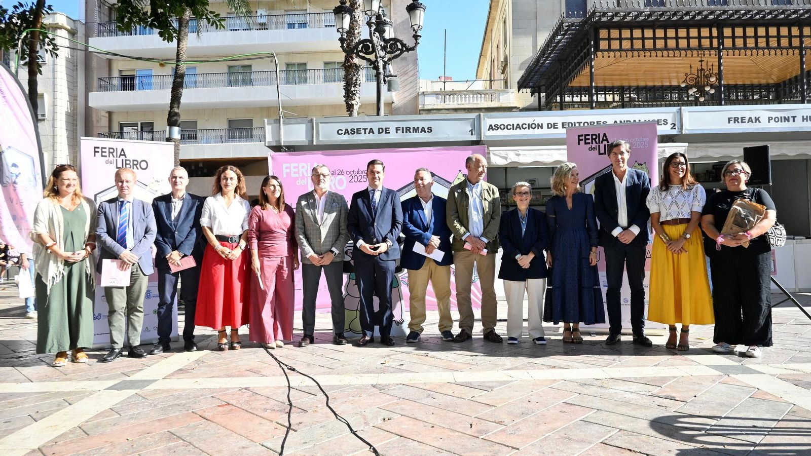 Foto de familia de autoridades en la inauguración de la Feria del Libro de Huelva 2025.