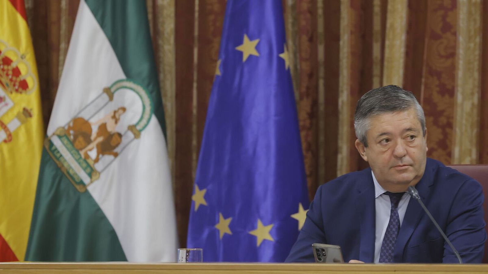 Luis Enrique Flores durante uno de los plenos del Ayuntamiento de Sevilla