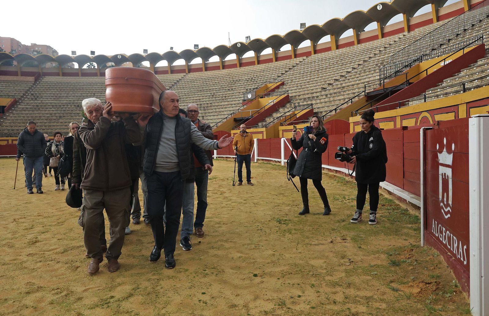 El último adiós al 'Niño de las Coles' en la plaza de toros de Las Palomas, en imágenes