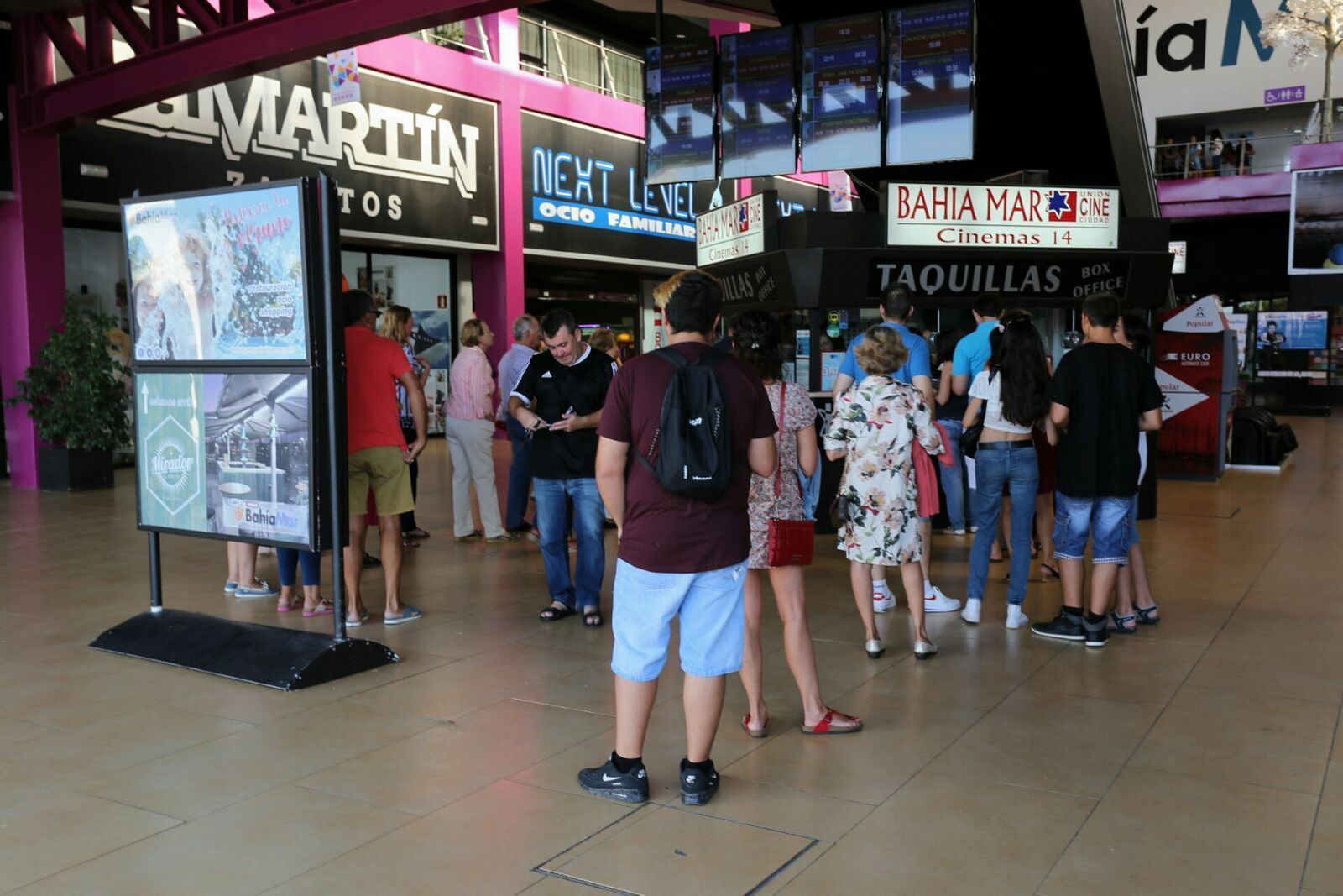 Fans de 'Pulp Fiction' con ganas de presenciar la originalidad de Tarantino.