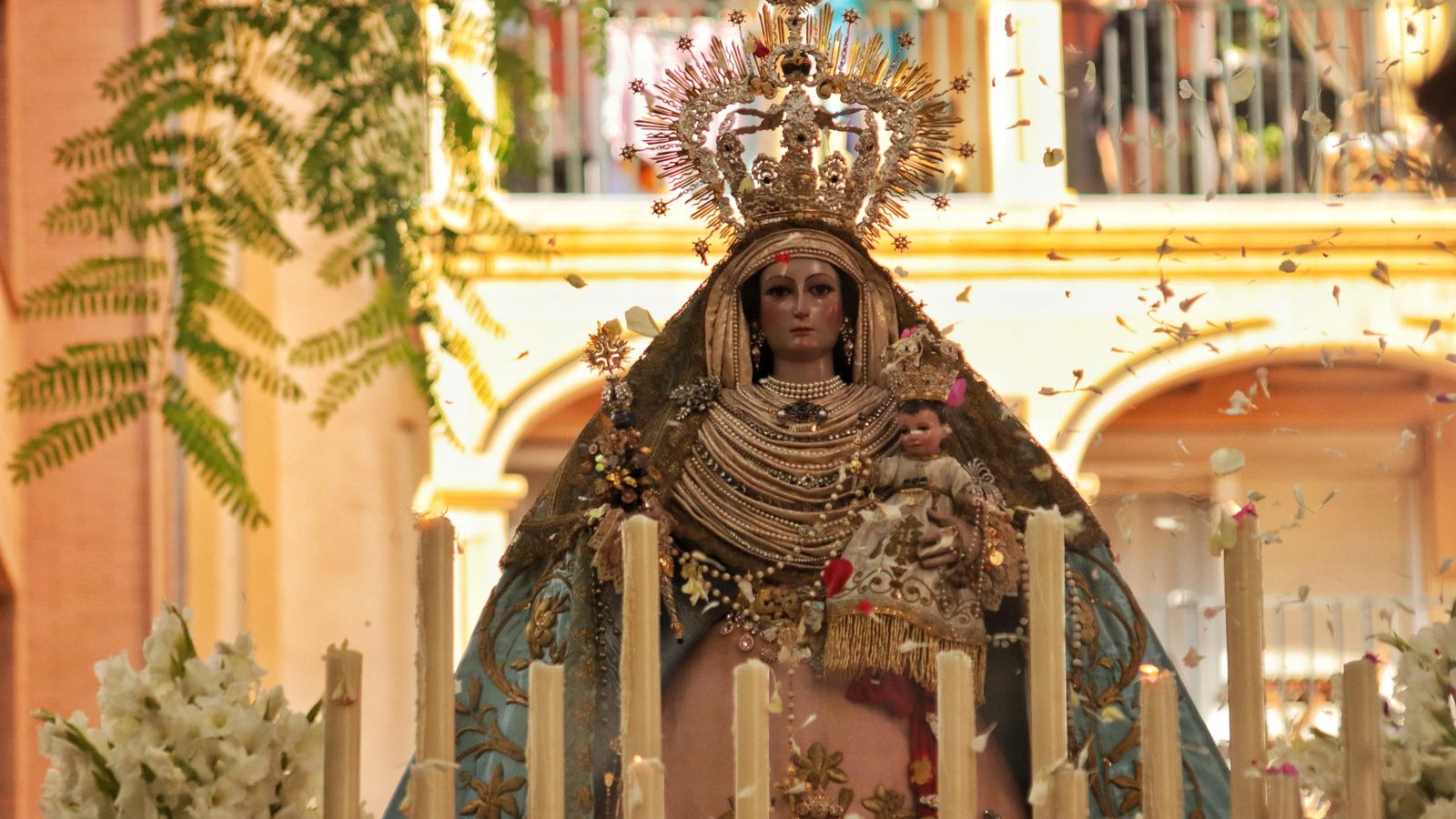 Petalada a la Virgen del Rosario, patrona del Palo,  durante su procesión