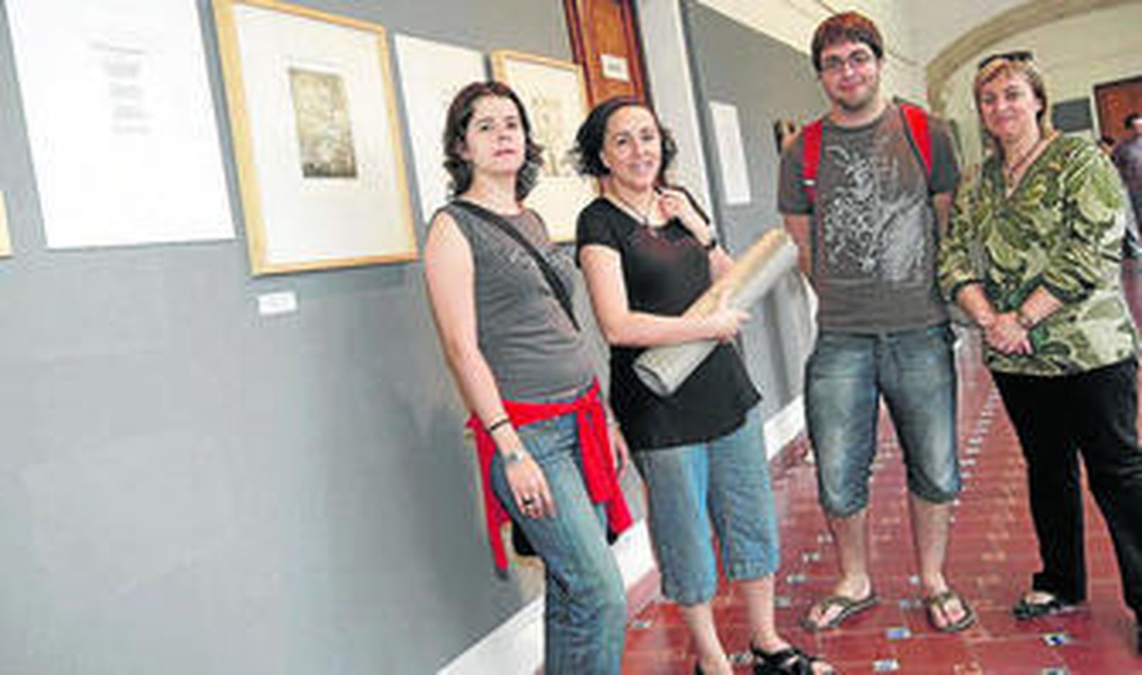 Un grupo de alumnos de los que elaboraron algunas de las obras que forman parte de la muestra.