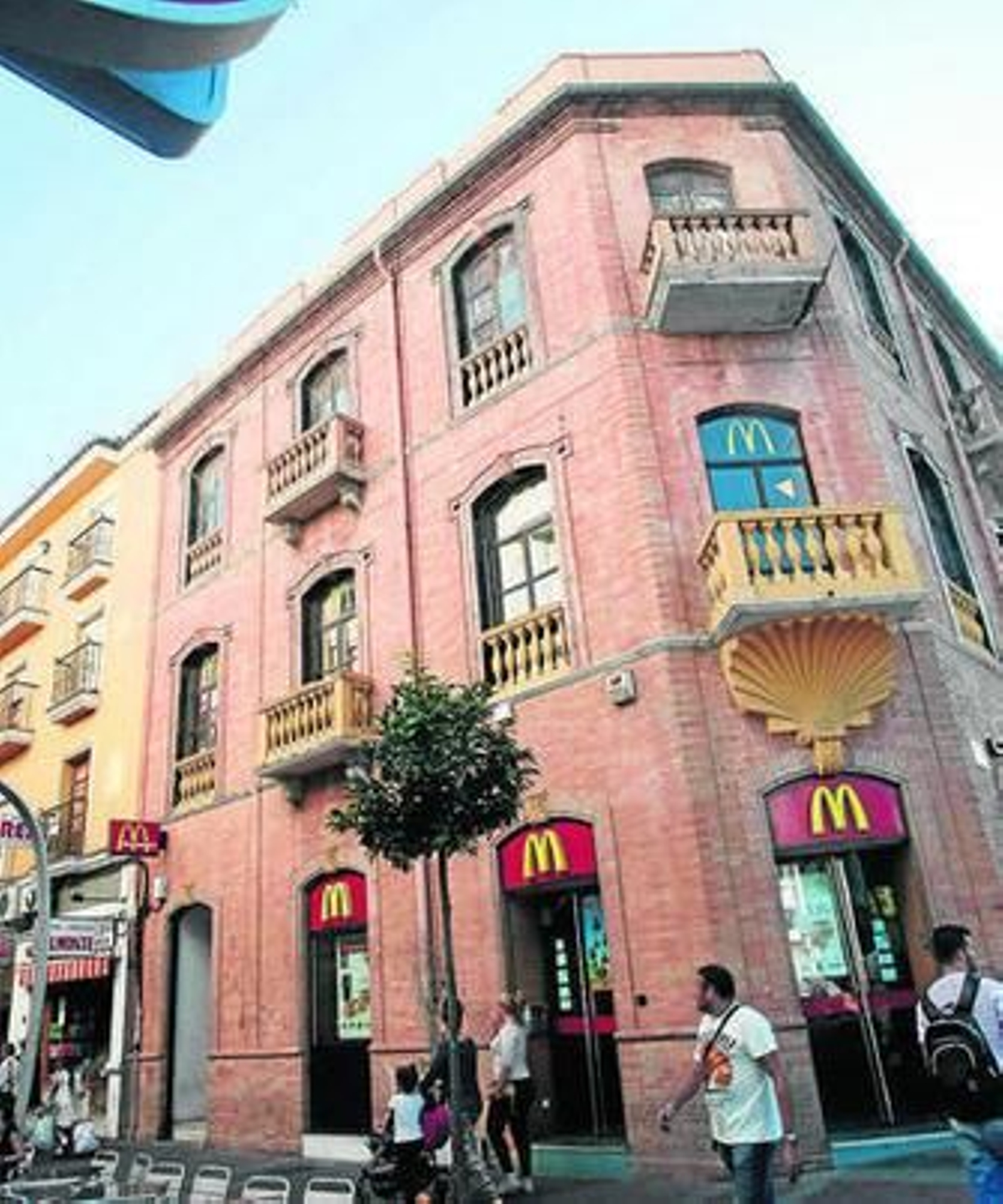 La fachada del edificio que alberga al restaurante de comida rápida, ayer.