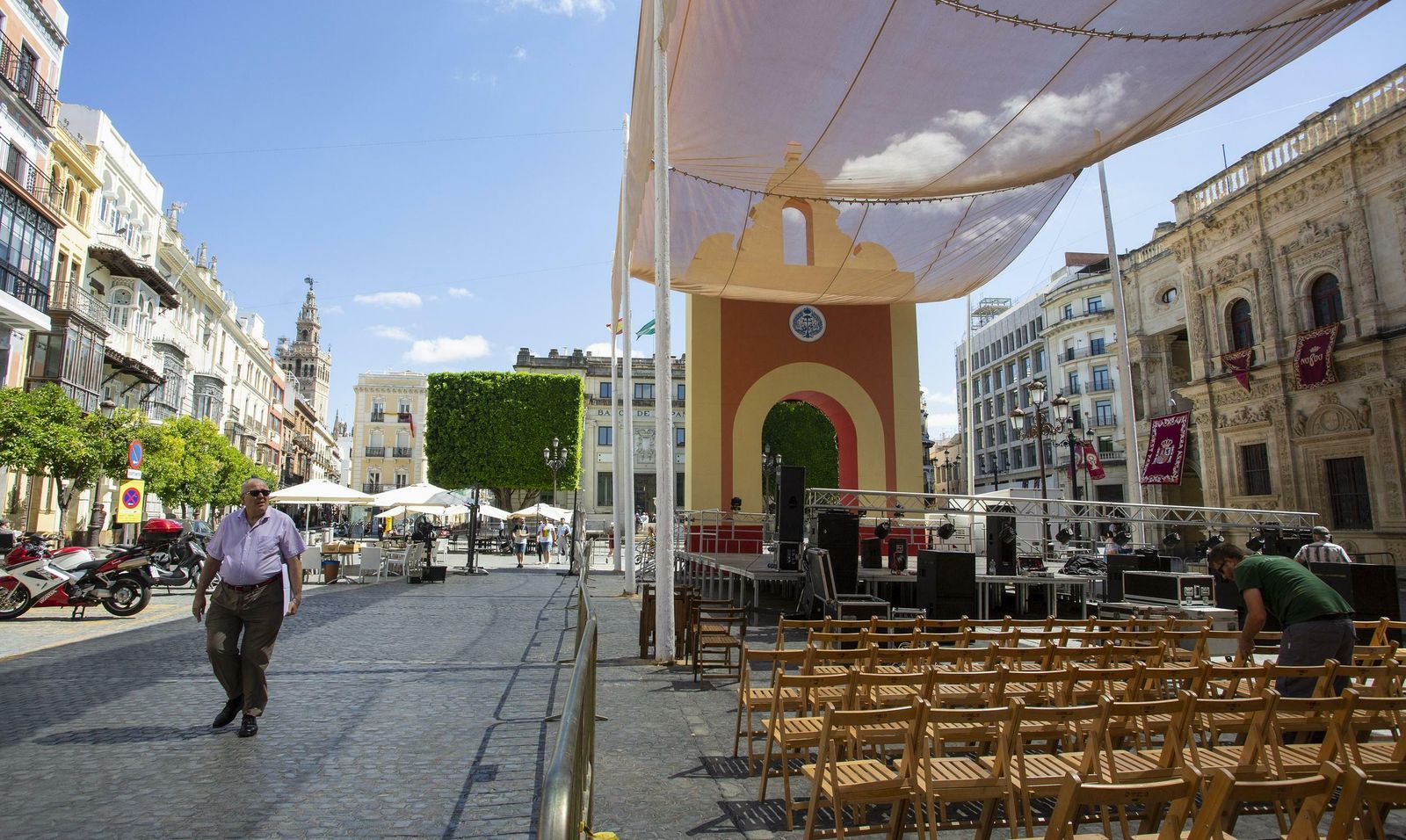 Preparativos del Corpus en la Plaza de San Francisco.