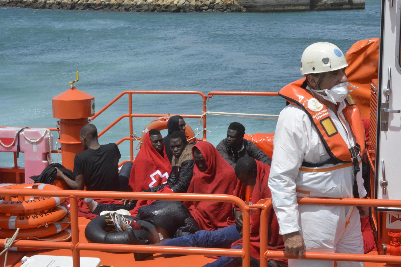 Miembros de Salvamento Marítimo trasladan al puerto de Tarifa a los migrantes rescatados.