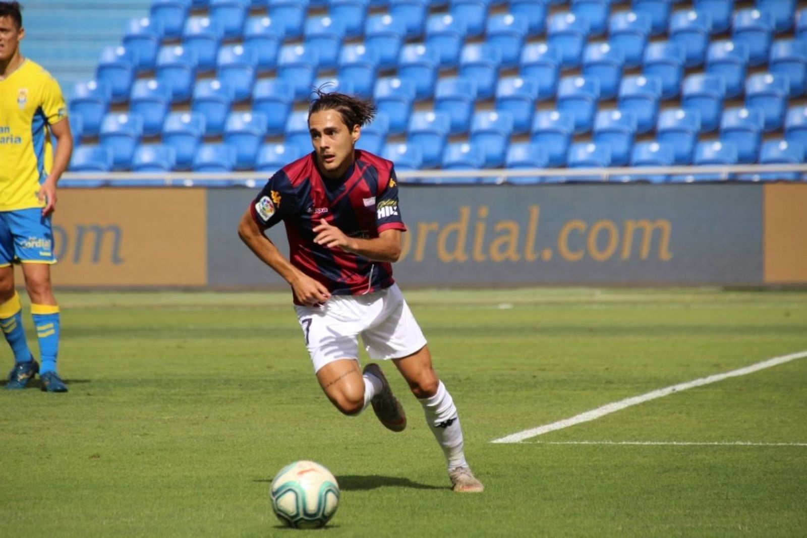 Kike Carrasco arranca en velocidad en un encuentro con el Extremadura.