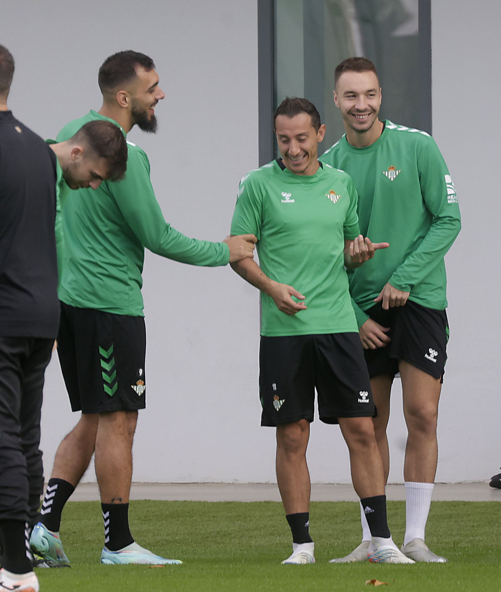 Guardado bromea con Loren y Borja Iglesias en la ciudad deportiva.