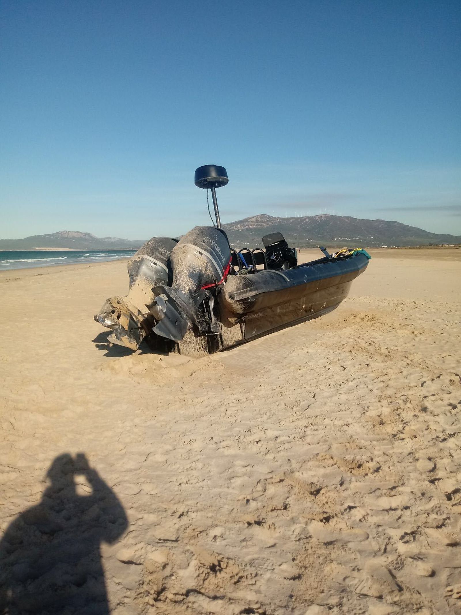 Una narcolancha abandonada en la playa de Los Lances.