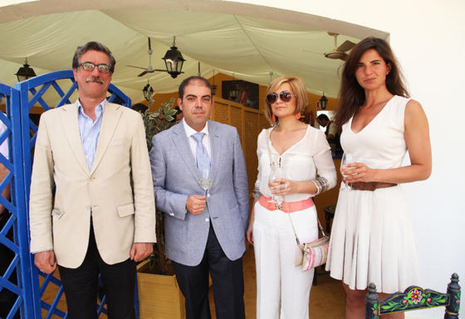 El presidente de ATA,Lorenzo Amor, y su esposa Irene Galisteo (en el centro); junto a Francisco de Palacios, vicepresidente de la Federación, y Celia Ferrero, vicepresidenta ejecutiva de ATA, ayer en la caseta del Diario.

Foto: Vanesa Lobo