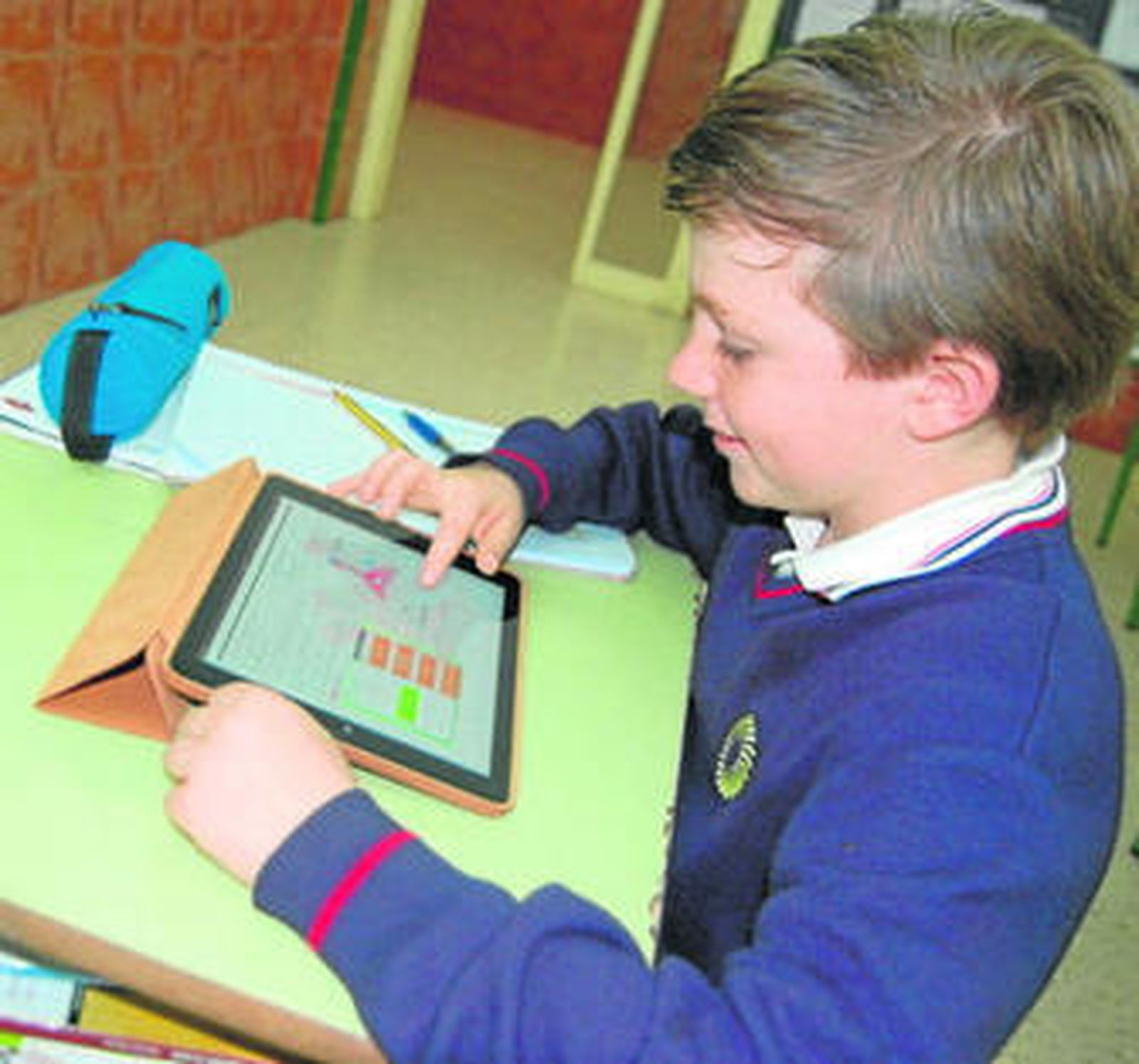 Un alumno del Montecalpe, con un iPad.