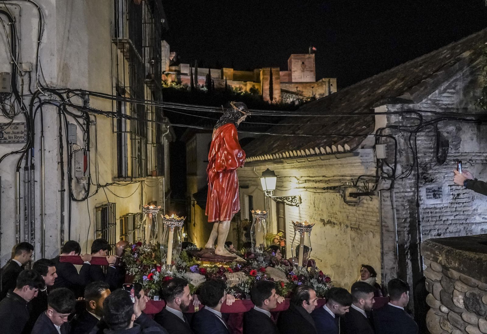 El Señor de la Sentencia, en vía crucis, a los pies de la Alhambra