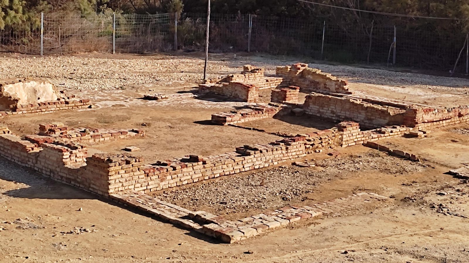 Restos de la alota, el edificio que hacía las veces de aduana.