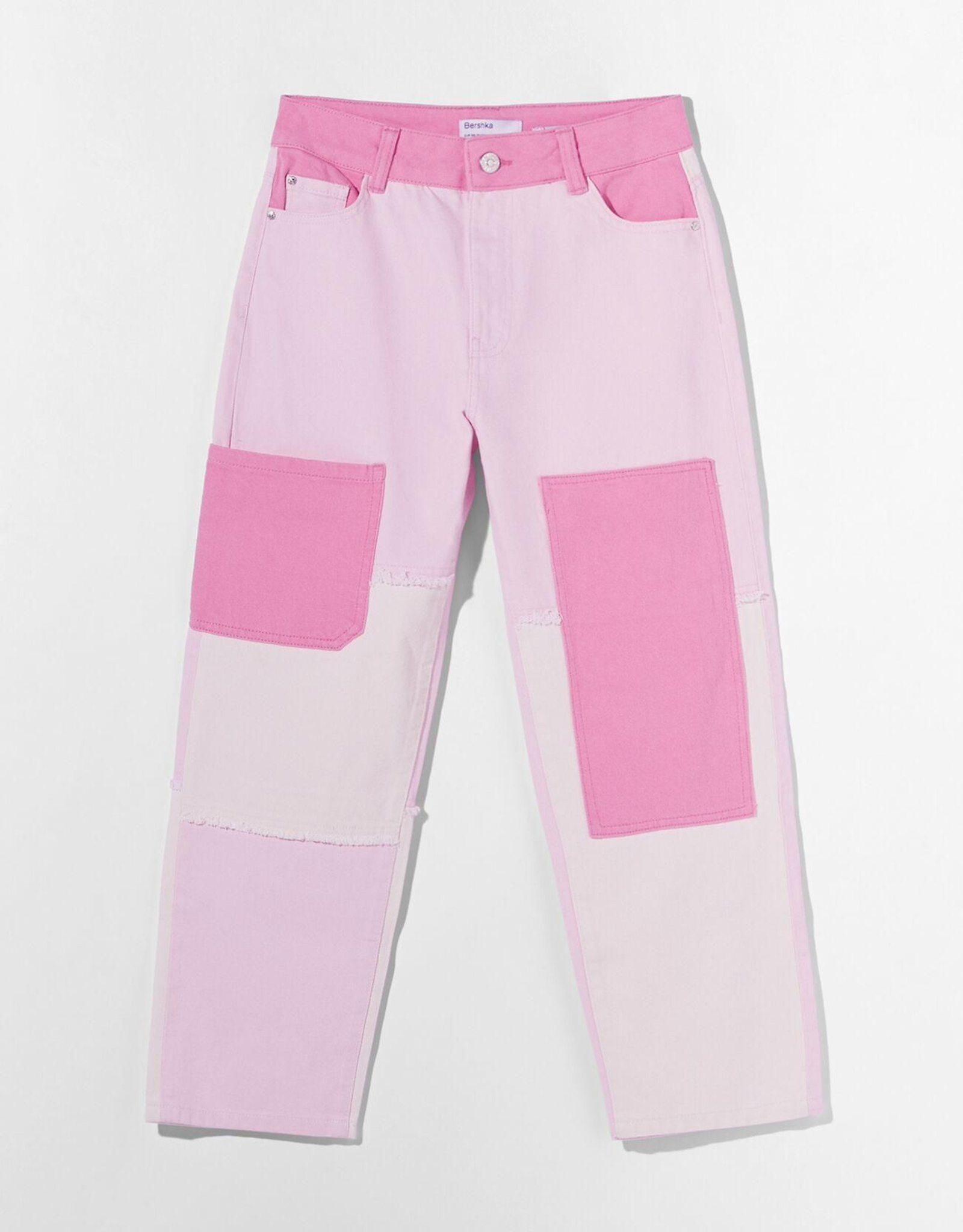 Pantalón tipo patchwork de color rosa de Bershka.