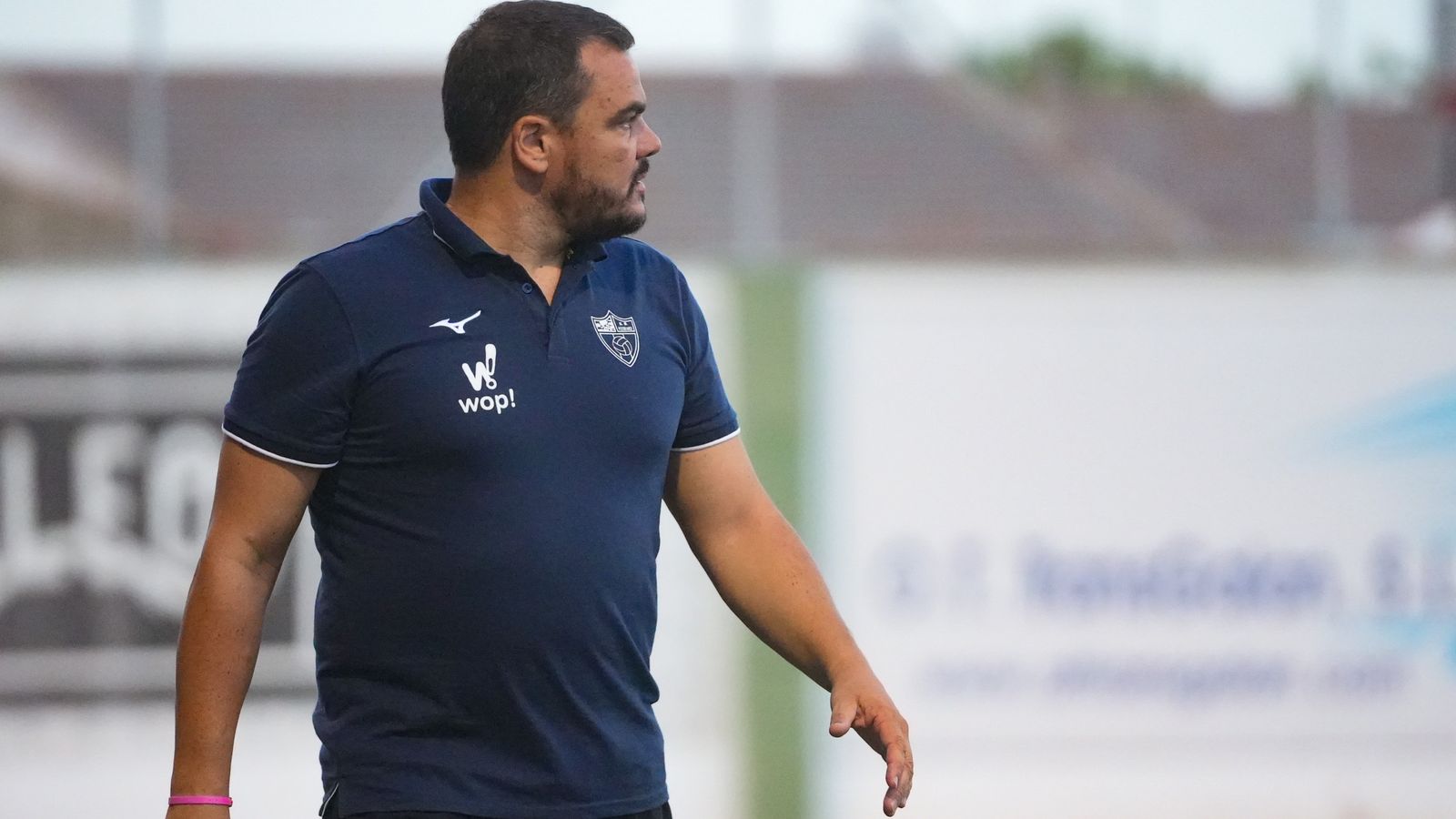 Antonio Jesús Cobos observa el encuentro de la jornada inaugural.