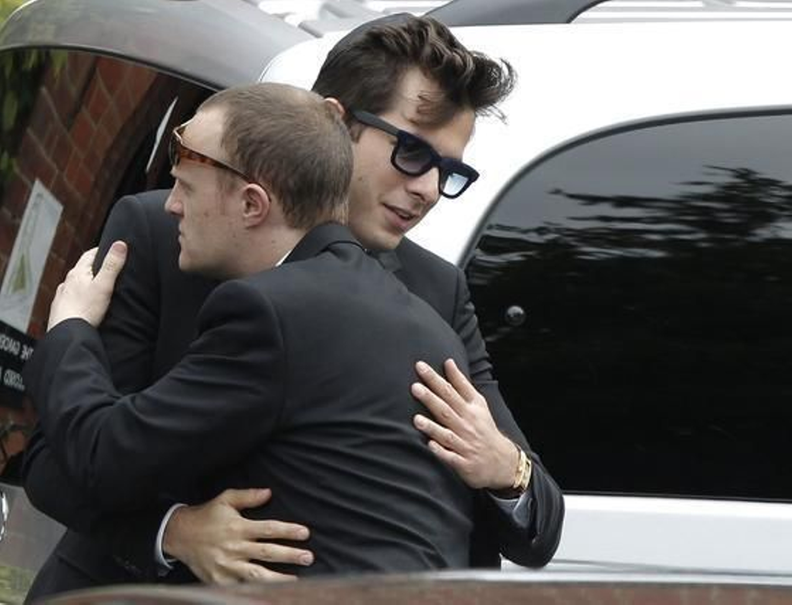 Famliares, amigos,fans y medios en el entierro de la cantante.  Foto: Reuters, EFE, AFP