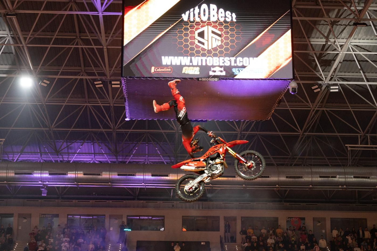 En imágenes: el Soloflow Freestyle enamora en Jaén con acrobacias y espectáculo en estado puro