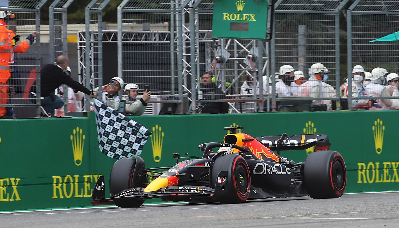 Verstappen cruza la línea de meta como ganador del GP de Emilia Romagna.