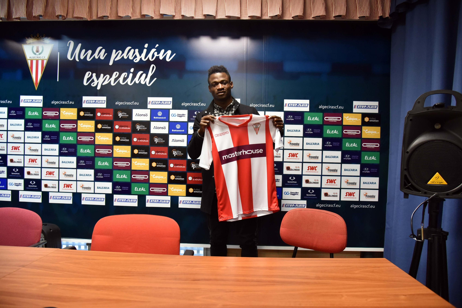 Eric Samé posa con la camiseta del Algeciras.