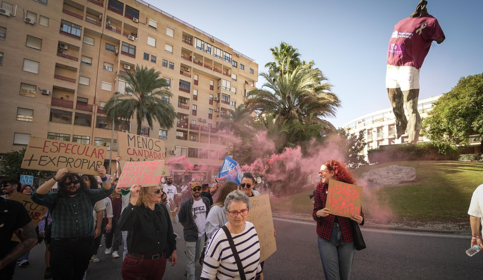 Imágenes de la numerosa participación en la manifestación 'Jerez por la Vivienda'