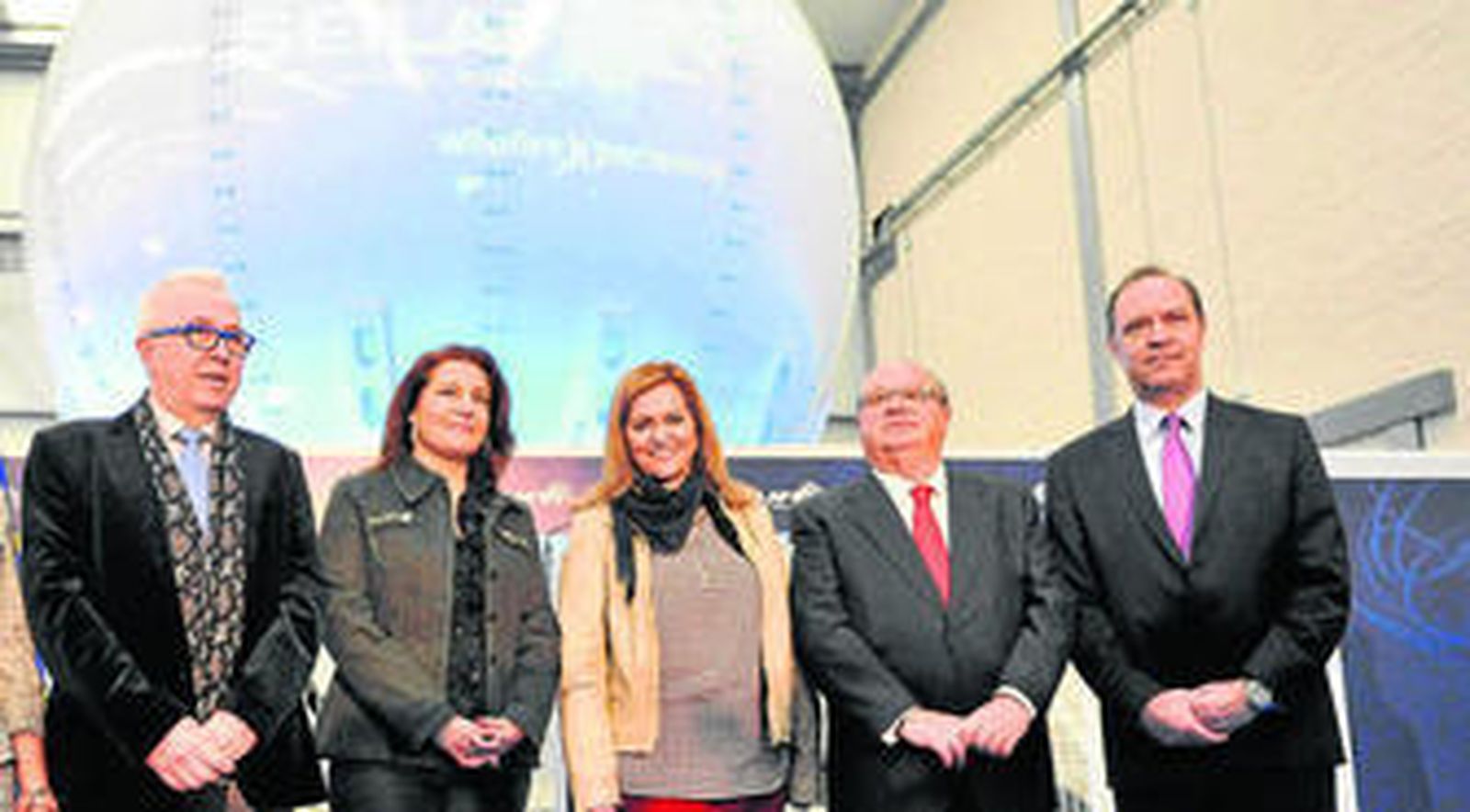 José Sánchez Maldonado, consejero de Economía; Carmen Crespo, delegada del Gobierno en Andalucía; María Jesús Serrano, consejera de Medio Ambiente y Ordenación del Territorio; Miguel Ángel Tamarit, presidente de Faasa; y Carlos Suárez, director general de Indra.