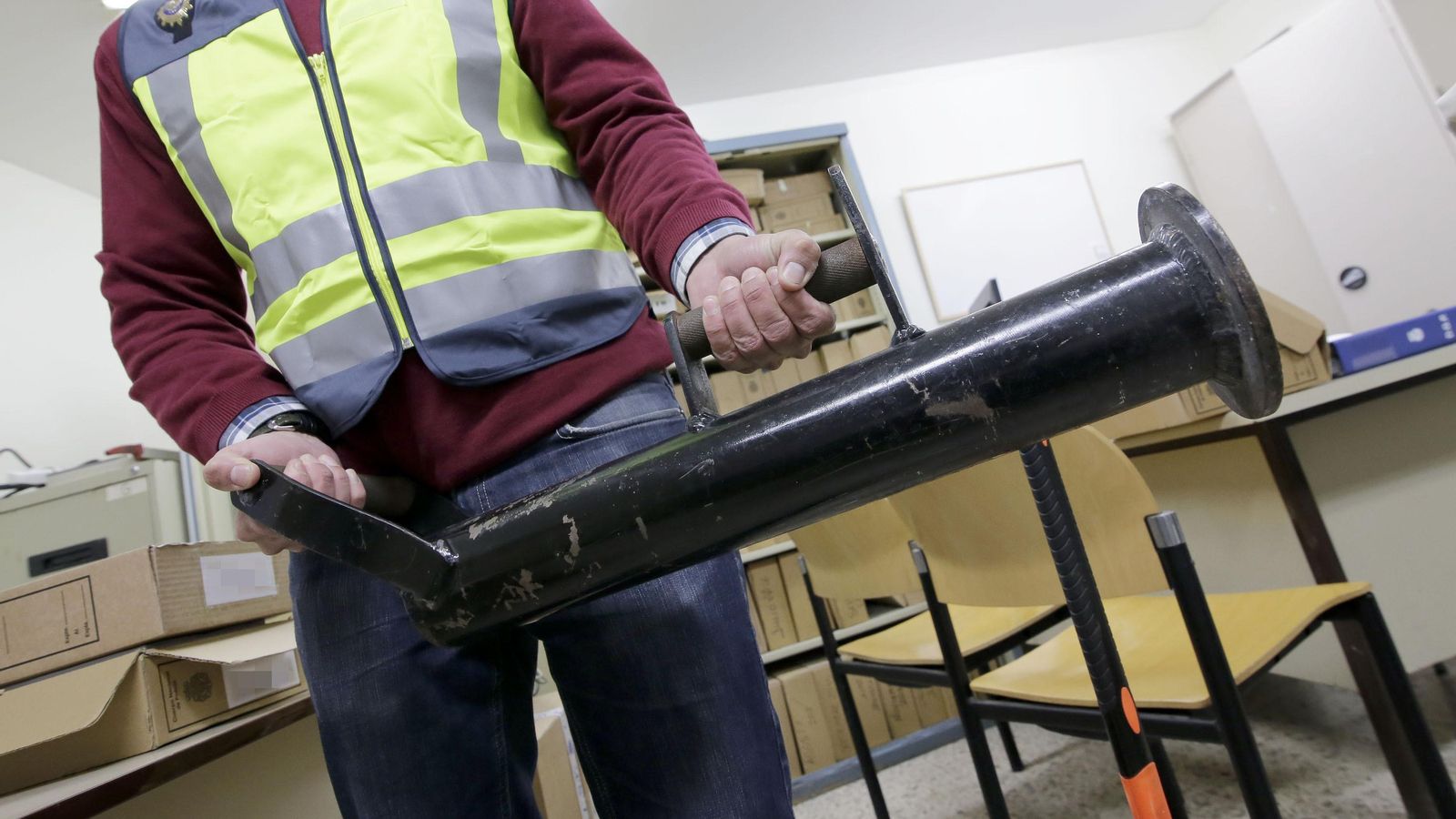 Un agente con un ariete para acceder a domicilios.