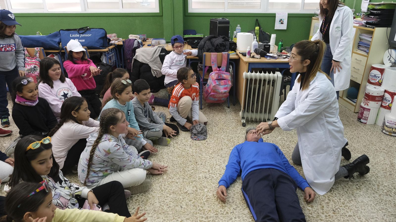 Las enfermeras de la Unidad de Cuidados Intensivos del Hospital Universitario Torrecárdenas, María José Solvas y Esther Sánchez, durante el taller impartido a los alumnos del CEIP Rafael Alberti