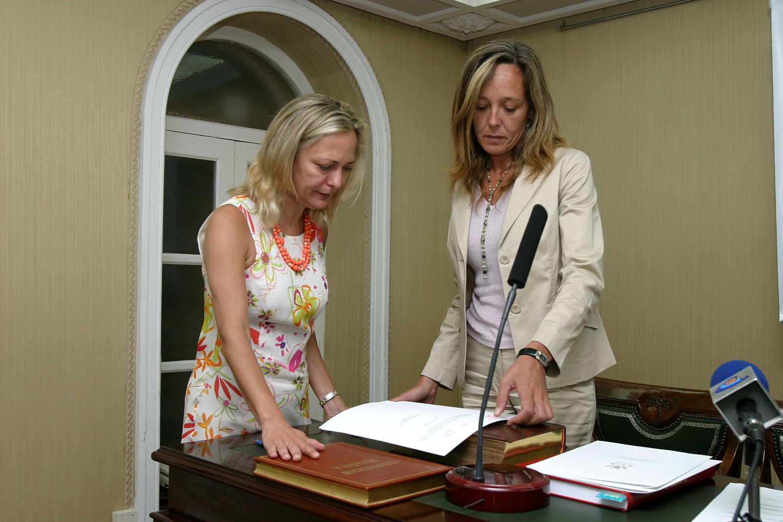 Felicidad Rodríguez (izquierda) en la toma de posesión como decana de Medicina de la UCA en 2005.