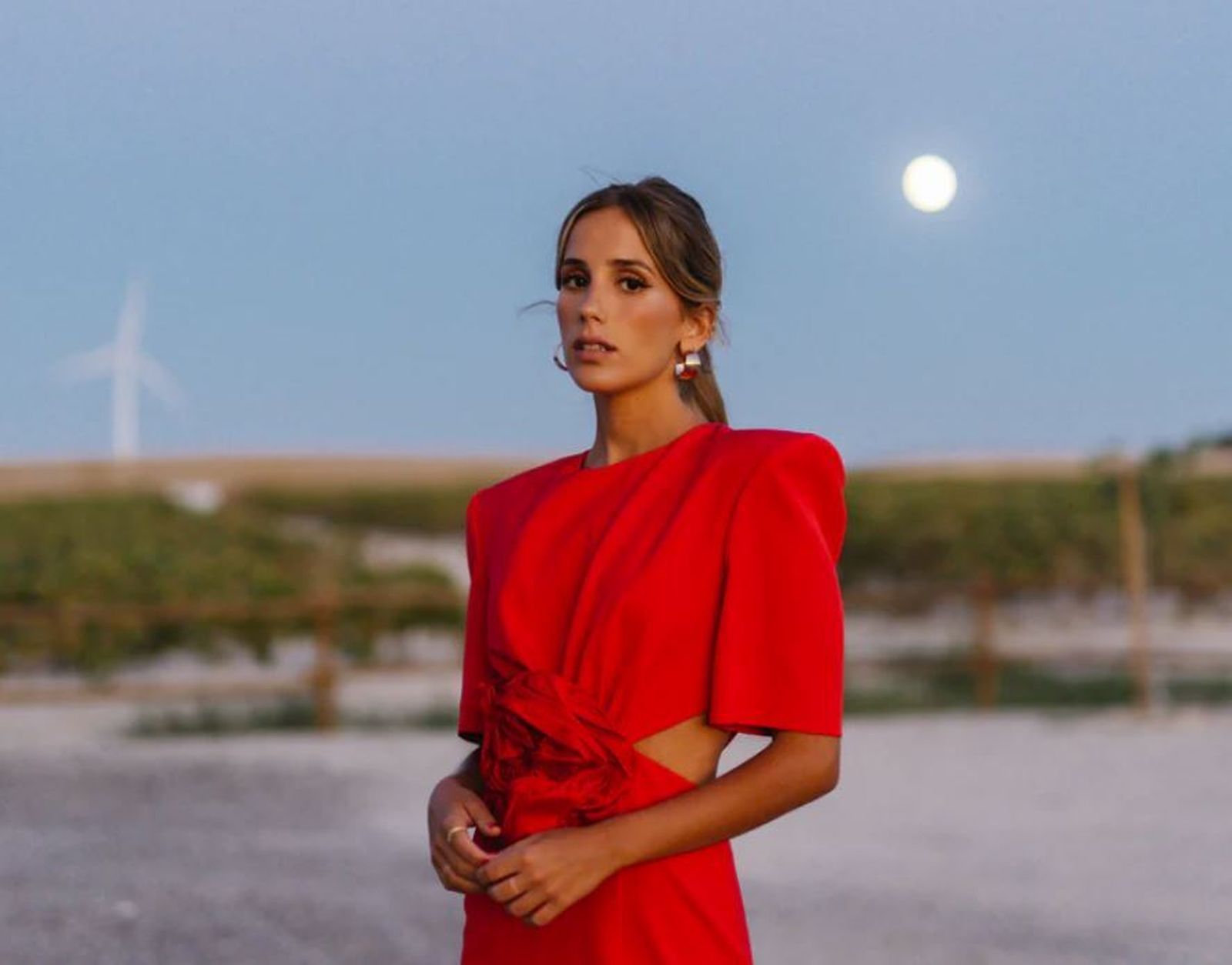 Modelo posando con uno de los vestidos de Loreto Martínez.