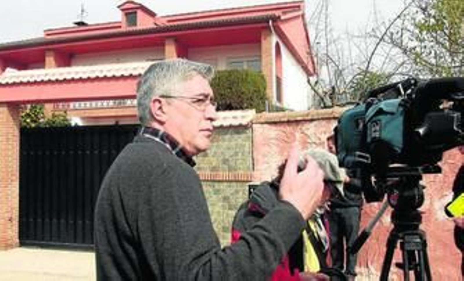 Puerta del inmueble de la Urbanización Los Cerezos donde ocurrieron los hechos.
