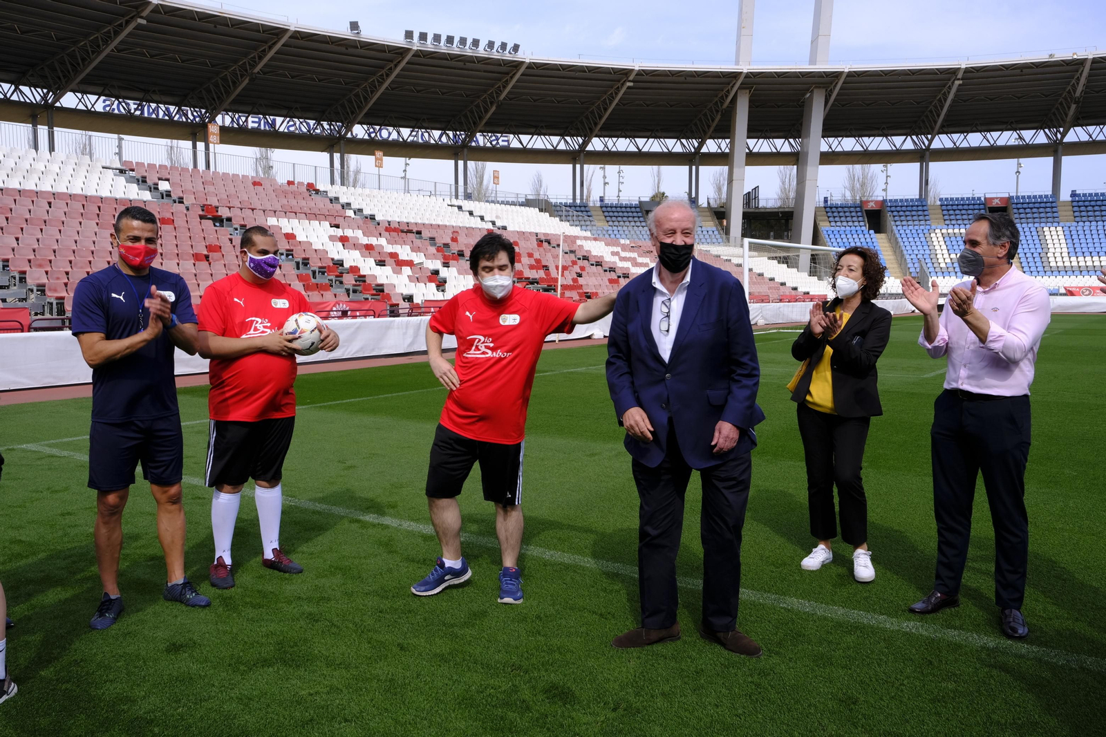 Fotogalería de la visita de Vicente del Bosque al equipo Genuine de la Fundación U.D. Almería