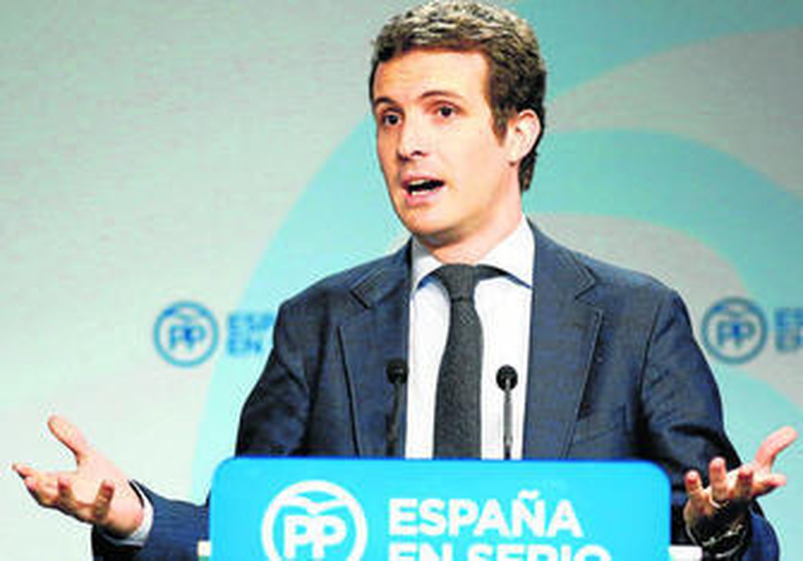 El vicesecretario de Comunicación del PP, Pablo Casado, habla ayer tras la reunión del Comité de Dirección.