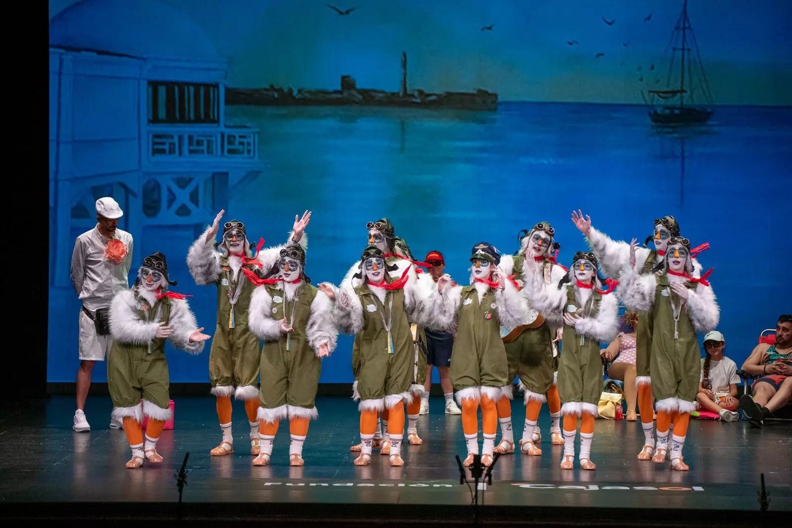 Y tampoco han faltado en la cantera, con una idea además muy gaditana. De gaviotas y como ‘El terror de la Caleta, de Cadi, Cadi’ se presentaba una chirigota juvenil de nueva creación -firmada por Salvador Quintero Murga, Abel Gamaza González y Arturo Carmona González-